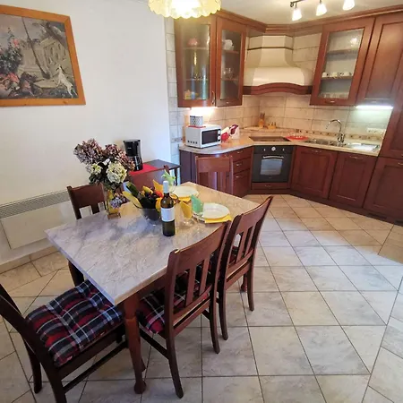 Apartamento In Mit Privatem Parkplatz By Interhome