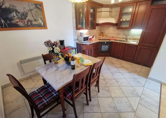 Apartamento In Mit Privatem Parkplatz By Interhome